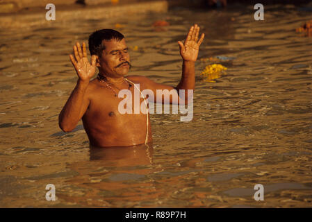 Indian priant à Dieu Soleil au confluent de Ganga Jamuna Allahabad Uttar Pradesh Inde Banque D'Images