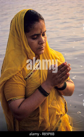 Les femmes prenant un bain sacré, Triveni Sangam, Allahabad, Inde Banque D'Images