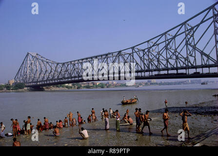 Howrah Bridge et la rivière Hoogly, Calcutta, West Bengal, India Banque D'Images