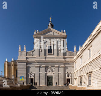 Madrid, Espagne, du 29 novembre 2007. 2018 - Cathédrale de Santa Maria la Real de la Almudena, vue de l'avant avec des groupes de personnes Banque D'Images