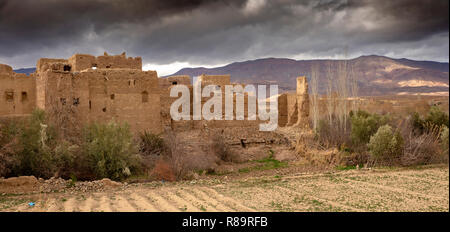 Le Maroc, Gorges de Todra, Tinghir, Timadal, abandonné maison de terre, vue panoramique Banque D'Images