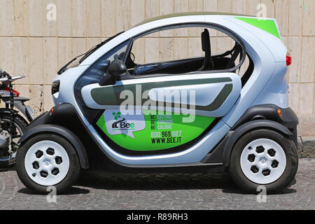 NAPLES, ITALIE - Le 23 juin : Abeille voiture électrique à Naples le 23 juin 2014. Renault Twizy pour partager la mobilité verte stationnée à Naples, en Italie. Banque D'Images