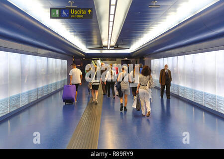 NAPLES, ITALIE - Le 25 juin : la station de métro Toledo à Naples le 25 juin 2014. Corridor bleu avec les banlieusards de Toledo gare Art conçu par l'espagnol Archi Banque D'Images