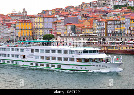 Rivière de passagers bateau de croisière MS Vasco da Gama se séparant de Porto vers l'est jusqu'à la partie supérieure de la région du Douro