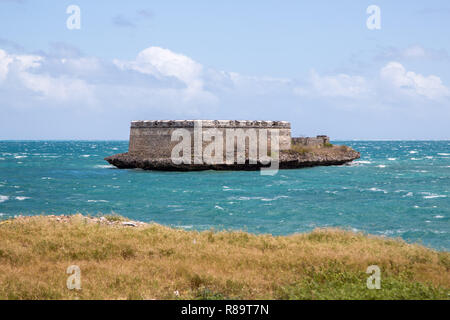 Sao Lourenco blockhaus. L'île de San Lorenzo, à proximité du rivage herbeux fort et le littoral de l'île de Mozambique, côte de l'océan Indien. L'Afrique de l'est portugaise. Banque D'Images