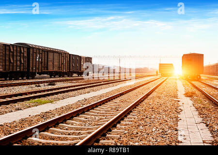 Sous les rails le fond de ciel Banque D'Images