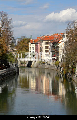 LJUBLJANA, SLOVÉNIE - le 12 octobre : la rivière Ljubljanica à Ljubljana le 12 octobre 2014. La réflexion dans le calme des maisons dans la rivière Ljubljanica Ljubljana, SL Banque D'Images