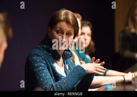 Bonhams inaugurale accueille "Les femmes dans l' automobile panel de discussion avec Amy Shore, (photo) Elspeth Beard, Amelia Lewis et Jamie Chadwick, Londres UK Banque D'Images