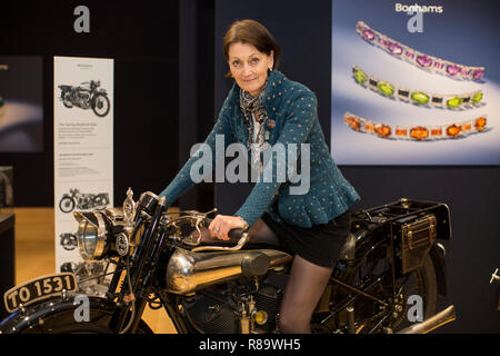 Bonhams inaugurale accueille "Les femmes dans l' automobile panel de discussion avec Amy Shore, (photo) Elspeth Beard, Amelia Lewis et Jamie Chadwick, Londres UK Banque D'Images