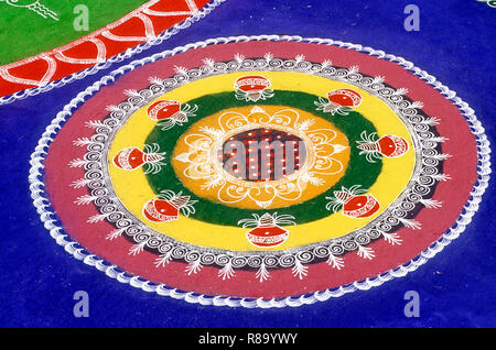 Rangoli sur Conception de surface se noyer avec poudre de couleur sur Gudipadva festival, thane, Maharashtra, Inde Banque D'Images