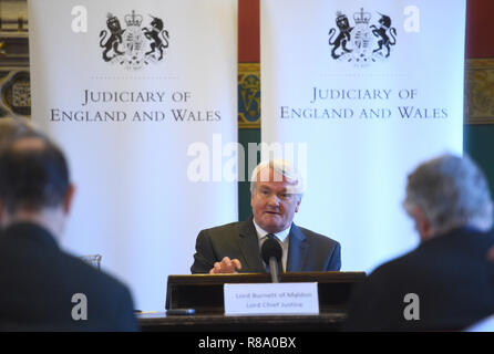 Le Lord Juge en chef, Lord Burnett de Maldon, au cours de la conférence de presse annuelle de la Chambre peinte à la Cour royale de Justice de Londres. Banque D'Images