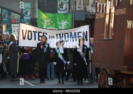 Un mars à Manchester en avance sur le dévoilement de l'Emmeline Pankhurst statue sur la Place Saint-Pierre à Manchester, 100 ans exactement après les femmes au Royaume-Uni d'abord voté à une élection générale. Banque D'Images