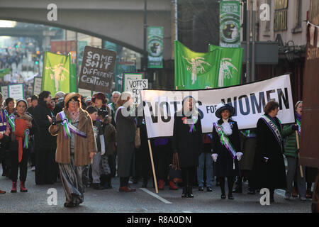 Un mars à Manchester en avance sur le dévoilement de l'Emmeline Pankhurst statue sur la Place Saint-Pierre à Manchester, 100 ans exactement après les femmes au Royaume-Uni d'abord voté à une élection générale. Banque D'Images