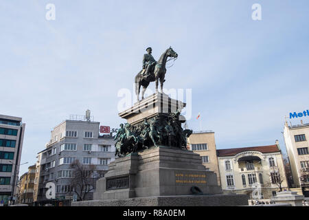 Bulgarie, Sofia, Alexander II Statue devant le bâtiment de l'Assemblée nationale Banque D'Images