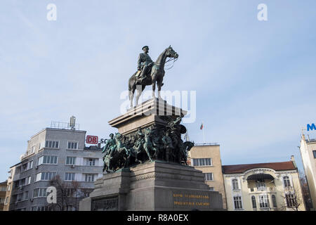 Bulgarie, Sofia, Alexander II Statue devant le bâtiment de l'Assemblée nationale Banque D'Images