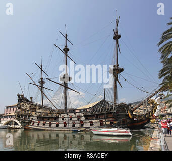 Gênes, Italie - 08 juillet : Neptune Galeon bateau de pirate à Gênes le 08 juillet 2013. Le bateau a été construit pour le film Pirates de Roman Polanski en 1985 maintenant ancrée à Banque D'Images