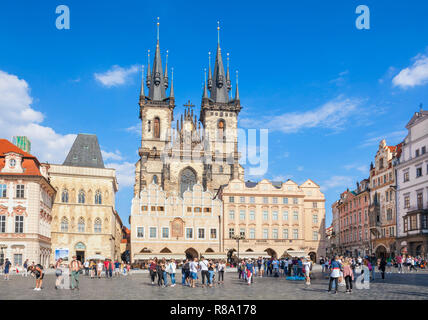 L'église de Tyn Prague vue de la façade de l'église Notre Dame Avant Tyn en place de la vieille ville Staromestske Namesti Staré Město Prague République Tchèque Europe Banque D'Images