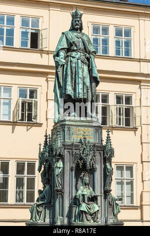 Prague statue de Charles IV à l'extérieur de l'église Saint François d'assise la place Křižovnické Staré Město,Prague République tchèque europe Banque D'Images