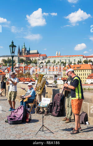 Charles Bridge Prague pont Charles les amuseurs publics de la rue au soleil portez sur Charles Bridge Prague République tchèque europe Banque D'Images