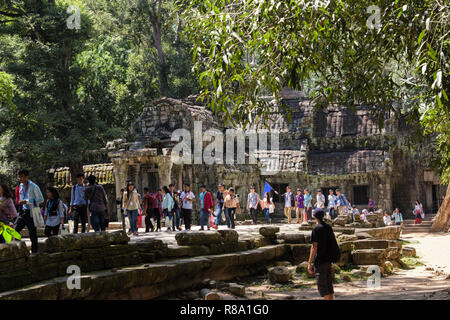 Un grand nombre de touristes à Ta Prohm Temple ruins dans une jungle emplacement. Siem Reap, Cambodge, en Asie du sud-est Banque D'Images