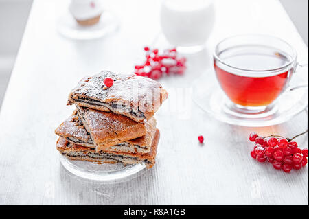 Pâte de pavot gâteau avec sex berry plateau sur une journée d'hiver. Banque D'Images