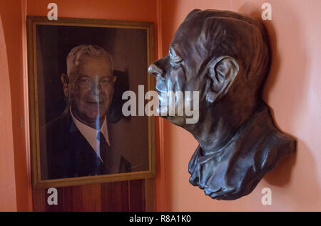 Un buste et un portrait de de H.F. Verwoerd, le cerveau de l'apartheid, est considéré à l'ancienne maison de la veuve Anna Verwoerd, Orania, dans la province de Northern Cape, Vendredi 13 Décembre, 2013. Orania est une ville Afrikaner (uniquement) situé le long de la Rivière Orange dans le Karoo. Photo : Eva-Lotta Jansson Banque D'Images