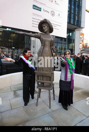 Hazel Reeves, sculpteur (à gauche) lors de la présentation de sa statue, Emmeline Pankhurst avec Helen Pankhurst, EmmelineÕs arrière petite-fille dans la place Saint Pierre à Manchester, 100 ans exactement après les femmes au Royaume-Uni d'abord voté à une élection générale, à la suite d'un mars à Manchester. Banque D'Images