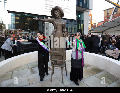 Le sculpteur Hazel Reeves (à gauche) à l'occasion du dévoilement de sa statue d'Emmeline Pankhurst, avec Helen Pankhurst, grande petite-fille d'Emmeline sur la place Saint-Pierre à Manchester, exactement 100 ans après le premier vote des femmes britanniques lors d'une élection générale, après une marche à travers Manchester. Banque D'Images