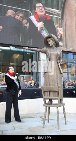 Hazel Reeves, sculpteur à l'occasion du dévoilement de son Emmeline Pankhurst statue sur la Place Saint-Pierre à Manchester, 100 ans exactement après les femmes au Royaume-Uni d'abord voté à une élection générale, à la suite d'un mars à Manchester. Banque D'Images