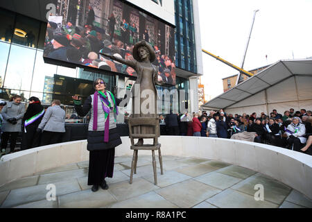 Helen Pankhurst, l'arrière petite-fille d'Emmeline Pankhurst, se tient à côté d'une statue d'Emmeline, par le sculpteur Hazel Reeves après son dévoilement à St Peter's Square à Manchester, 100 ans exactement après les femmes au Royaume-Uni d'abord voté à une élection générale, à la suite d'un mars à Manchester. Banque D'Images