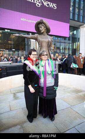 Le sculpteur Hazel Reeves (à gauche) à l'inauguration de sa statue d'Emmeline Pankhurst, avec Helen Pankhurst, grande petite-fille d'Emmelines sur la place Saint-Pierre à Manchester, exactement 100 ans après que les femmes du Royaume-Uni aient voté pour la première fois lors d'une élection générale, après une marche à travers Manchester. Banque D'Images