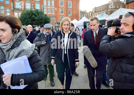 L'Amber Rudd MP (Con : Hastings et seigle) sur College Green, Westminster, pour discuter le vote de confiance à Theresa May's leadership du Parti conservateur Banque D'Images