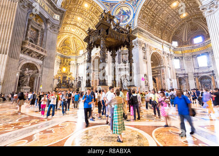 ROME, VATICAN - Août 24, 2018 : l'intérieur de la Basilique Saint-Pierre avec l'arrivée du tourisme de masse Banque D'Images