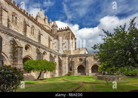 Basilique cathédrale Sé de Nossa Senhora da Assunção, cloître et jardin, UNESCO World Heritage Site, Évora, Alentejo, Portugal Banque D'Images