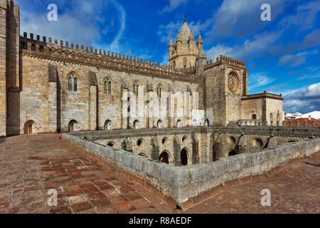 Basilique cathédrale Sé de Nossa Senhora da Assunção, cloître et jardin, UNESCO World Heritage Site, Évora, Alentejo, Portugal Banque D'Images