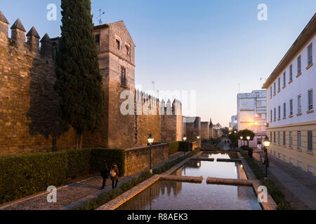 Cordoue, ancienne ville médiévale le long de la calle Cairuán avec de l'eau carte au coucher du soleil, Cordoue, Andalousie, espagne. Banque D'Images