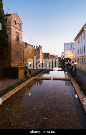 Cordoue, ancienne ville médiévale le long de la calle Cairuán avec de l'eau carte au coucher du soleil, Cordoue, Andalousie, espagne. Banque D'Images