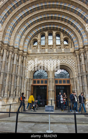 Les touristes qui entrent et sortent par l'entrée principale du Musée d'Histoire Naturelle, South Kensington, Londres, Angleterre Banque D'Images