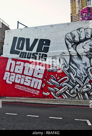 Aime la musique déteste le racisme message sur l'art de rue dédié wall, Holywell Lane, Shoreditch, London, Royaume-Uni Banque D'Images