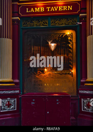 En verre gravé de l'Agneau Tavern, Leadenhall Market, City of London, England Banque D'Images