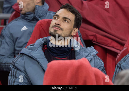 Amsterdam, Pays-Bas. 13 Décembre, 2018. Mats HUMMELS (M) est assis sur le banc de réserve, substituer, réserver, assise, demi-longueur, football, Ligue des Champions phase de groupes, le groupe E, journée 6, l'Ajax d'Amsterdam (Ajax) - FC Bayern Munich (M) 3 : 3, le 12/12/2018 à Amsterdam/Pays-Bas. Utilisation dans le monde entier | Credit : dpa/Alamy Live News Banque D'Images