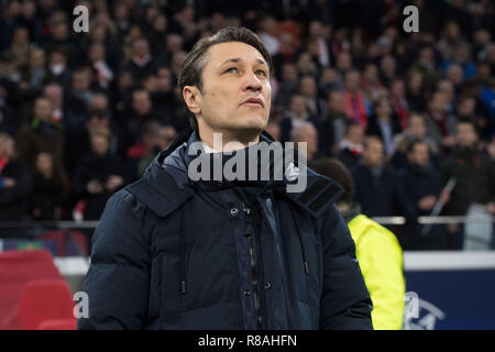 Amsterdam, Pays-Bas. 13 Décembre, 2018. Niko Kovac (entraîneur, M) ressemble à l'avant du banc après ci-dessus, voit, demi-longueur, football, Ligue des Champions phase de groupes, le groupe E, journée 6, l'Ajax d'Amsterdam (Ajax) - FC Bayern Munich (M) 3 : 3, le 12/12/2018 à Amsterdam/Pays-Bas. Utilisation dans le monde entier | Credit : dpa/Alamy Live News Banque D'Images