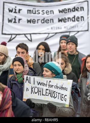 Berlin, Allemagne. 14 Décembre, 2018. Les étudiants manifestent dans le centre-ville sous la devise 'avenir sans chaos climatique' et maintenez des affiches avec l'inscription 'All I Want for christmas est sortie du charbon' et 'nous avons à tourner autour de nous tourner autour". Crédit : Peter Kneffel/dpa/Alamy Live News Banque D'Images