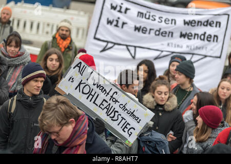 Berlin, Allemagne. 14 Décembre, 2018. Les étudiants manifestent dans le centre-ville sous la devise 'avenir sans chaos climatique' et maintenez des affiches avec l'inscription 'All I Want for christmas est sortie du charbon' et 'nous avons à tourner autour de nous tourner autour". Crédit : Peter Kneffel/dpa/Alamy Live News Banque D'Images