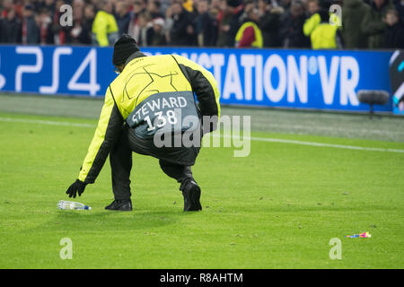 Amsterdam, Pays-Bas. 13 Décembre, 2018. Un steward perçoit de l'hauteur sur le côté de la comparaison, en vedette, fonction, général, aléatoire, de la Ligue des Champions de football, Groupe, Groupe E, journée 6, l'Ajax d'Amsterdam (Ajax) - FC Bayern Munich (M) 3 : 3, le 12/12/2018 à Amsterdam, Pays-Bas. Utilisation dans le monde entier | Credit : dpa/Alamy Live News Banque D'Images