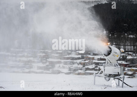 Winterberg, Allemagne. 14 Décembre, 2018. Un canon à neige se trouve dans la station de ski de Winterberg et snow-couvre une pente de ski. Credit : Christophe Gateau/dpa/Alamy Live News Banque D'Images