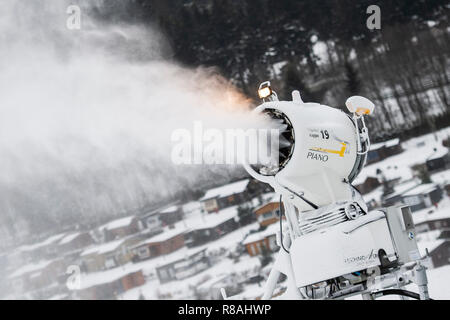 Winterberg, Allemagne. 14 Décembre, 2018. Un canon à neige se trouve dans la station de ski de Winterberg et snow-couvre une pente de ski. Credit : Christophe Gateau/dpa/Alamy Live News Banque D'Images