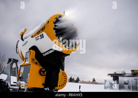 Winterberg, Allemagne. 14 Décembre, 2018. Un canon à neige se trouve dans la station de ski de Winterberg et snow-couvre une pente de ski. Credit : Christophe Gateau/dpa/Alamy Live News Banque D'Images