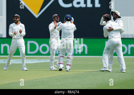 Stade Optus, Perth, Australie. 14 Décembre, 2018. La série d'essai International Cricket, l'Australie et l'Inde, deuxième essai, jour 1 ; les joueurs indiens célèbrent le guichet de Marcus Harris de l'Australie : L'action de Crédit Plus Sport/Alamy Live News Banque D'Images