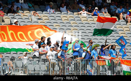 Stade Optus, Perth, Australie. 14 Décembre, 2018. La série d'essai International Cricket, l'Australie et l'Inde, deuxième essai, jour 1 ; Indian fans célébrer un guichet : Action Crédit Plus Sport/Alamy Live News Banque D'Images